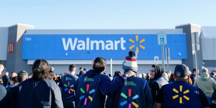 A 3 meses de tiroteo, reabren Walmart de El Paso, Texas