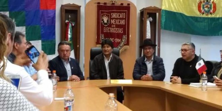 Evo Morales visita sede del Sindicato Mexicano de Electricistas