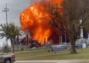 Evacuan a 60 mil personas tras segunda explosión en planta química de Texas