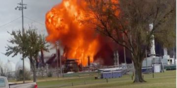 Evacuan a 60 mil personas tras segunda explosión en planta química de Texas