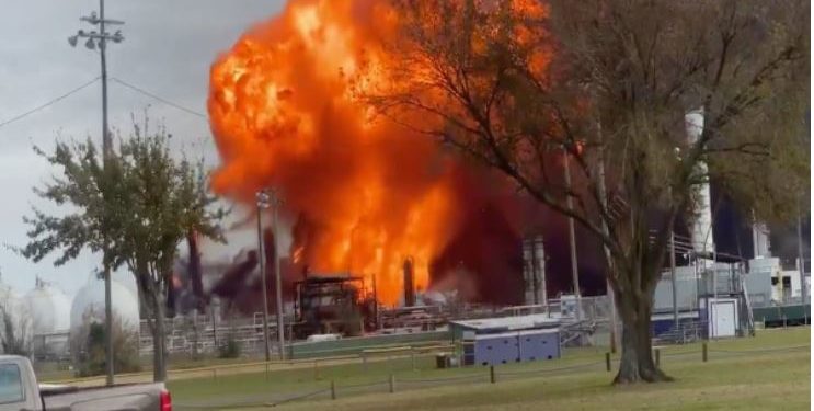 Evacuan a 60 mil personas tras segunda explosión en planta química de Texas