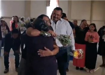 Momento conmovedor, mujer se reencuentra con sus hijos después de 31 años