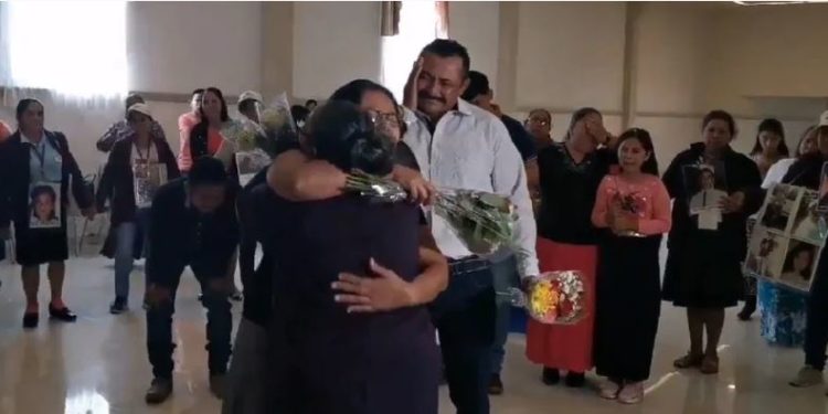 Momento conmovedor, mujer se reencuentra con sus hijos después de 31 años