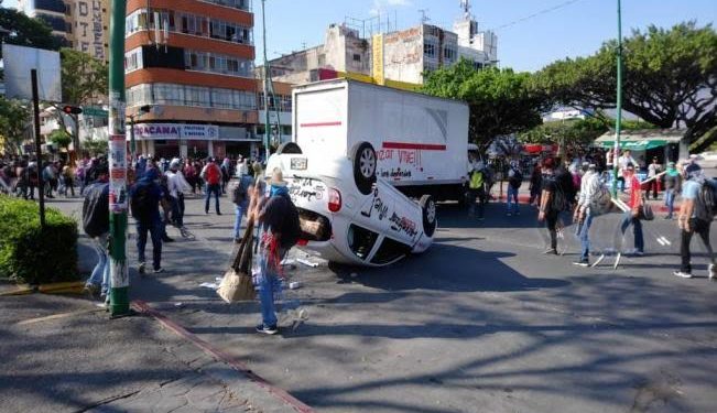 ¡Normalistas secuestran tres autobuses!