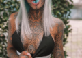 Influencer queda ciega tras tatuarse los ojos de azul