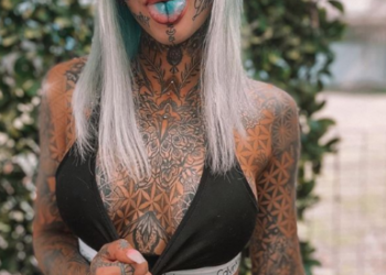 Influencer queda ciega tras tatuarse los ojos de azul