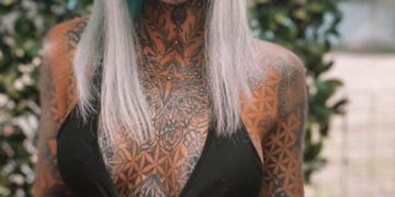 Influencer queda ciega tras tatuarse los ojos de azul