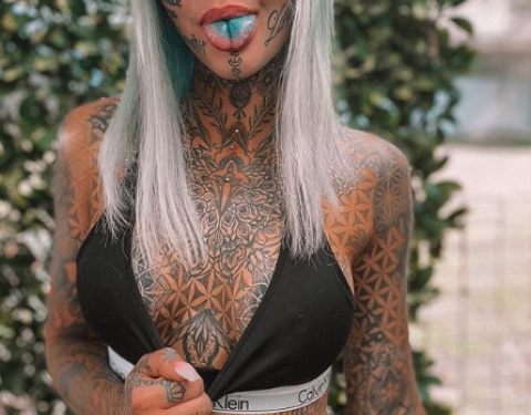 Influencer queda ciega tras tatuarse los ojos de azul