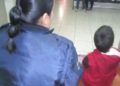 Madre corre de su casa a pequeño de 5 años; lo sacó a la calle con todo y su ropita