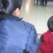 Madre corre de su casa a pequeño de 5 años; lo sacó a la calle con todo y su ropita