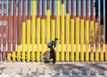 Traficantes perforan con sierra el muro de Trump