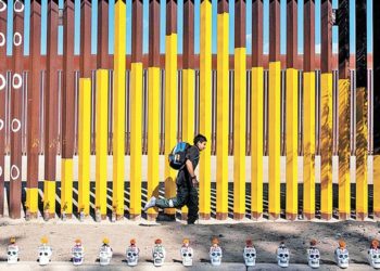 Traficantes perforan con sierra el muro de Trump