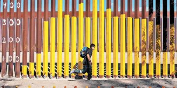 Traficantes perforan con sierra el muro de Trump