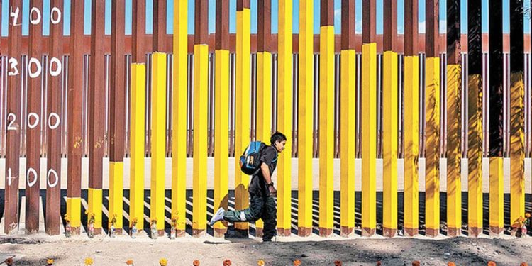 Traficantes perforan con sierra el muro de Trump