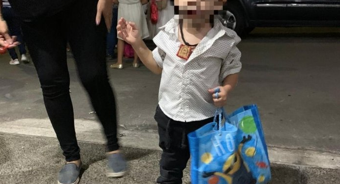Disfrazan a niño de Ovidio Guzmán para Halloween