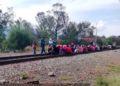 Michoacán: Normalistas retoman bloqueo de vías férreas