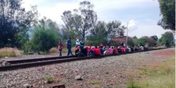 Michoacán: Normalistas retoman bloqueo de vías férreas