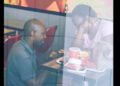 Empresas les dan la boda de sus sueños tras petición de matrimonio en un KFC