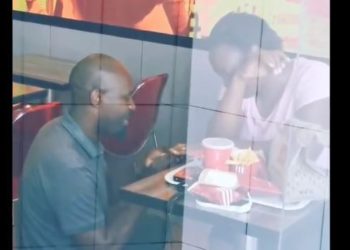 Empresas les dan la boda de sus sueños tras petición de matrimonio en un KFC