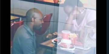 Empresas les dan la boda de sus sueños tras petición de matrimonio en un KFC