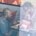 Empresas les dan la boda de sus sueños tras petición de matrimonio en un KFC