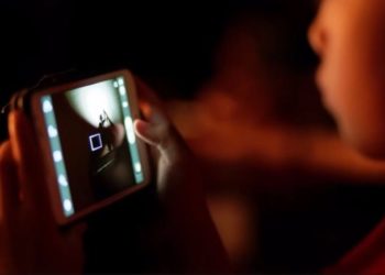 ¡Luz azul del celular y  pantallas aceleran el envejecimiento!