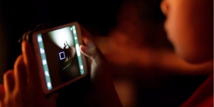 ¡Luz azul del celular y  pantallas aceleran el envejecimiento!