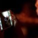 ¡Luz azul del celular y pantallas aceleran el envejecimiento!
