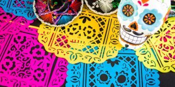 Papel picado en la ofrenda de Día de Muertos