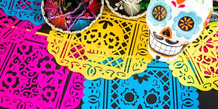 Papel picado en la ofrenda de Día de Muertos
