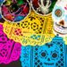 Papel picado en la ofrenda de Día de Muertos