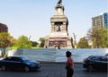 Borran pinturas en monumentos urbanos tras la marcha