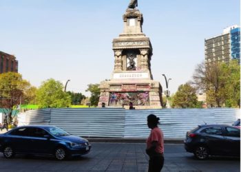 Borran pinturas en monumentos urbanos tras la marcha