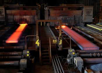 ArcelorMittal baja previsión de demanda global de acero