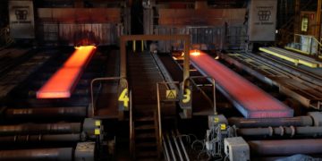ArcelorMittal baja previsión de demanda global de acero