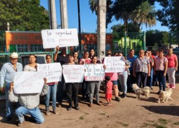 Padres denuncian que techos de aulas se están cayendo
