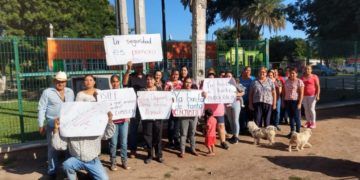 Padres denuncian que techos de aulas se están cayendo