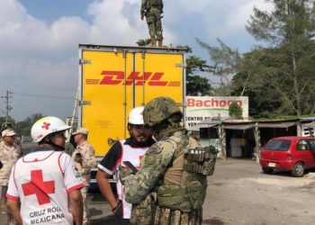 80 migrantes fueron rescatado; viajaban en camión clonado de paquetería