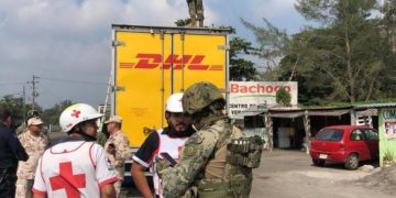 80 migrantes fueron rescatado; viajaban en camión clonado de paquetería