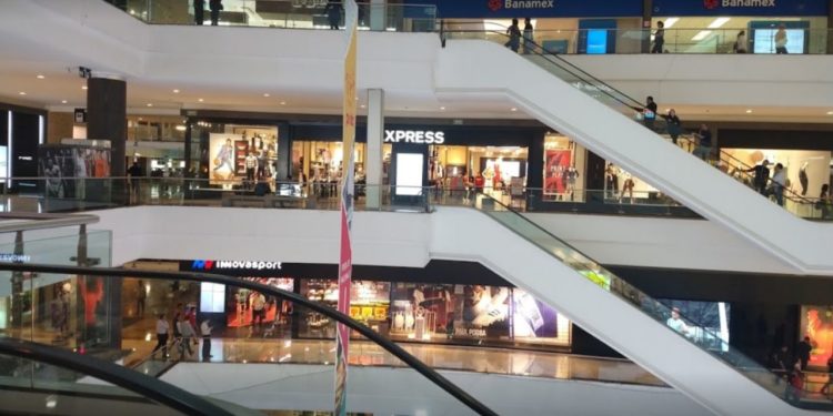 Cae bebé desde primer piso en plaza de Santa Fe