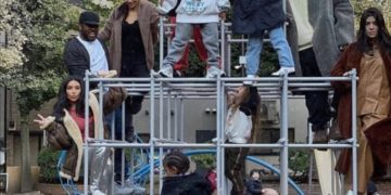 Kim Kardashian enternece  redes con foto familiar
