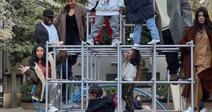 Kim Kardashian enternece  redes con foto familiar