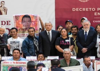 AMLO ofrece protección a quién ayude a resolver caso Ayotzinapa