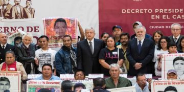 AMLO ofrece protección a quién ayude a resolver caso Ayotzinapa