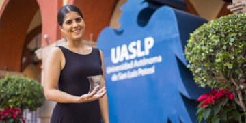 Universitaria obtiene reconocimiento nacional con proyecto de envase perfumero