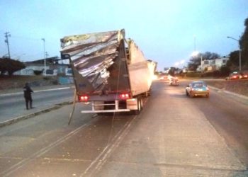 Trailer se impacta en el río Santiago