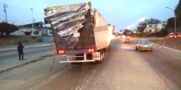 Trailer se impacta en el río Santiago