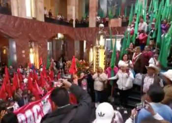 Irrumpieron en Bellas Artes “O la quitan o vamos y la quemamos”