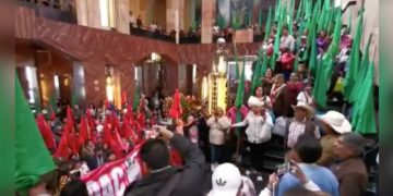 Irrumpieron en Bellas Artes “O la quitan o vamos y la quemamos”