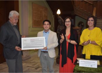 Entregan premio Amparo Dávila 2019 a obra Habitaciones, de Sergio Mendoza